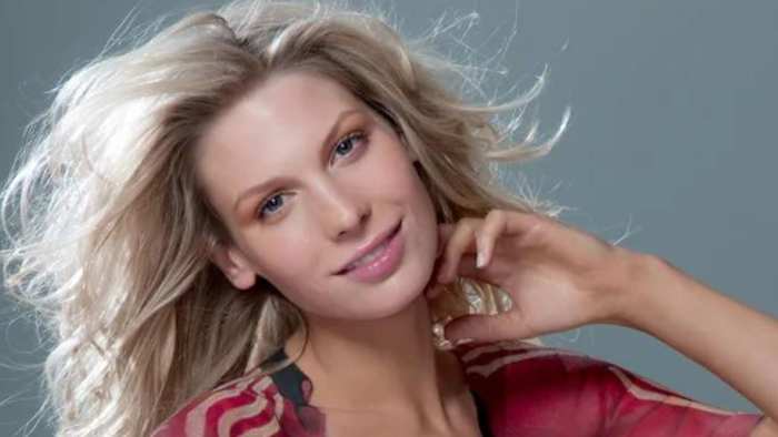 Sarah Brandner was photographed by Yu Tsai in a New York studio.